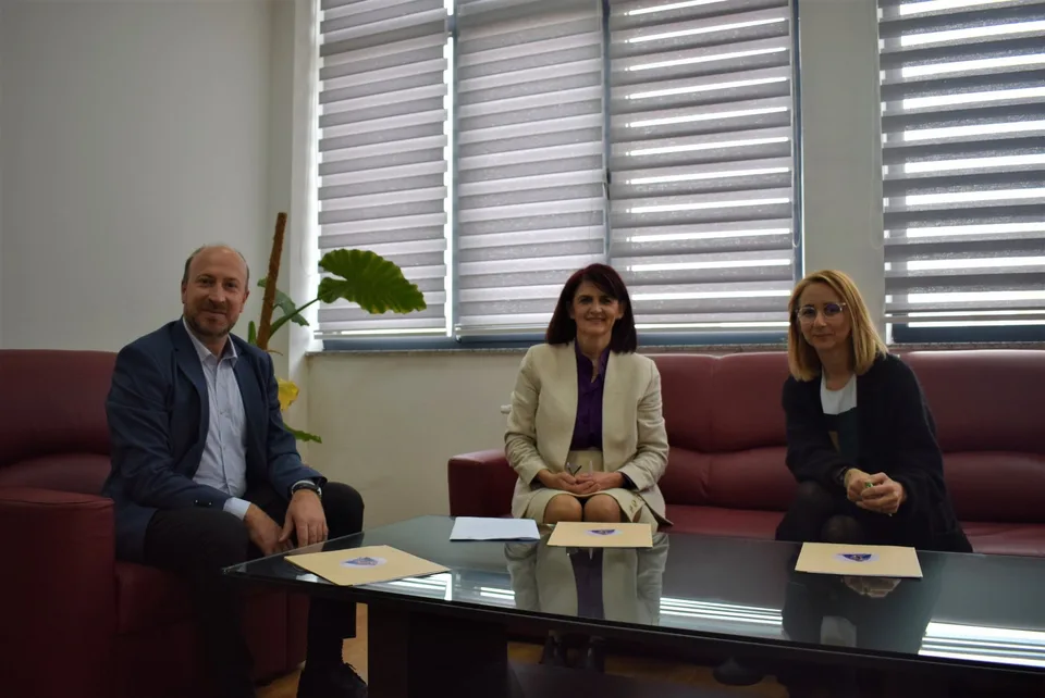 Sot u nënshkrua një memorandum bashkëpunimi ndërmjet Kosova - Women 4 Women dhe Departamenti i Psikologjisë, UP të Universitetit të Prishtinës