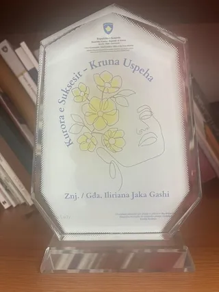 Ilirana Gashi drejtore e KW4W u nderua me mirënjohjen "Kurora e Artë" gjatë ceremonise se parë të ndarjes së çmimeve për gratë më të suksesshme të Republikës së Kosovës nga të gjitha komunitetet